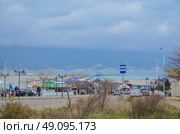 Россия, Краснодарский край, Новороссийск. Январь 2025 года. Зона пляжа и отдыха. Вид на другую сторону залива. Редакционное фото, фотограф Сергей Татаринцев / Фотобанк Лори