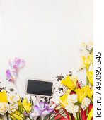 Blank arden sign and spring  flowers: daffodils and crocuses on white wooden background, top view, border. Стоковое фото, агентство Ingram Publishing / Фотобанк Лори