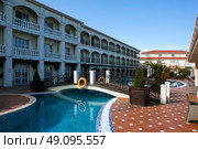 Отель «Sun Resort» на первой линии Бердянской Косы на побережье Азовского моря. Бердянск. Запорожская область. Редакционное фото, фотограф Сергей Афанасьев / Фотобанк Лори