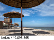Песчаный пляж отеля «Sun Resort» на первой линии Бердянской Косы на побережье Азовского моря. Бердянск. Запорожская область. Стоковое фото, фотограф Сергей Афанасьев / Фотобанк Лори