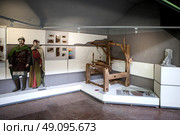 Ткацкий станок и реконструкция одежды древних берестейцев. Археологический музей «Берестье». Брест. Беларусь (2024 год). Редакционное фото, фотограф Сергей Афанасьев / Фотобанк Лори