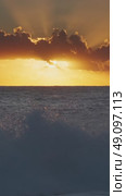Sunset over sea waves with vibrant colors. Стоковое видео, видеограф Михаил Коханчиков / Фотобанк Лори