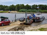 Паромная переправа на реке Тобол возле села Ярково. Тюменская область (2018 год). Редакционное фото, фотограф Александр Тараканов / Фотобанк Лори