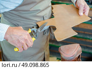 Cobbler cutting out new sole for shoe. Стоковое фото, агентство Ingram Publishing / Фотобанк Лори