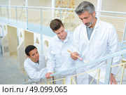Students watching teacher painting. Стоковое фото, агентство Ingram Publishing / Фотобанк Лори