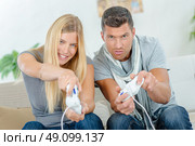 Couple competing at computer games. Стоковое фото, агентство Ingram Publishing / Фотобанк Лори