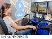 Lady using driving simulator. Стоковое фото, агентство Ingram Publishing / Фотобанк Лори