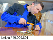 man hammering a crucifix. Стоковое фото, агентство Ingram Publishing / Фотобанк Лори