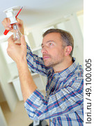 Electrician changing a light bulb. Стоковое фото, агентство Ingram Publishing / Фотобанк Лори
