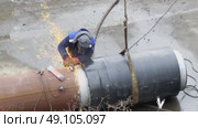 Welder shall cut the weld using an angle grinder on a large diameter pipe prior to welding. Стоковое видео, видеограф Куликов Константин / Фотобанк Лори