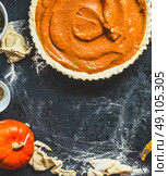 Preparation of Traditional pumpkin pie on dark rustic background, top view, retro styled, frame. Стоковое фото, агентство Ingram Publishing / Фотобанк Лори