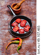 Sun-dried tomatoes in the pan. Spicy dish with sun-dried tomatoes and hot spices. Стоковое фото, агентство Ingram Publishing / Фотобанк Лори