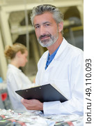 man in white coat. Стоковое фото, агентство Ingram Publishing / Фотобанк Лори