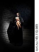 Zombie girl at old house. Стоковое фото, агентство Ingram Publishing / Фотобанк Лори