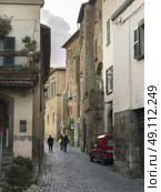 People walking in a narrow street, Orvieto, Terni Province, Umbria, Italy. Стоковое фото, агентство Ingram Publishing / Фотобанк Лори