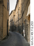 Buildings along a narrow street, Orvieto, Terni Province, Umbria, Italy. Стоковое фото, агентство Ingram Publishing / Фотобанк Лори