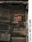 Mail box mounted on a dilapidated door, Orvieto, Terni Province, Umbria, Italy. Стоковое фото, агентство Ingram Publishing / Фотобанк Лори