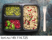 Healthy vegetarian lunch box with  quinoa salad with pomegranate and pistachio, top view. Стоковое фото, агентство Ingram Publishing / Фотобанк Лори