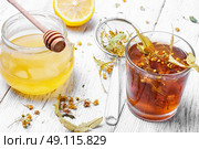 Linden herbal tea. Antiviral Linden tea with honey and lemon. Стоковое фото, агентство Ingram Publishing / Фотобанк Лори