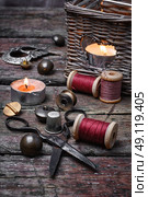set of threads and buttons. Spools of sewing threads and buttons from clothing. Стоковое фото, агентство Ingram Publishing / Фотобанк Лори