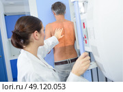 Nurse preparing patient for scan. Стоковое фото, агентство Ingram Publishing / Фотобанк Лори