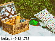 Picnic Basket Food On White Blanket With Pillows In Summer. Стоковое фото, агентство Ingram Publishing / Фотобанк Лори