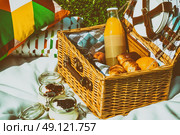Picnic Basket With Fruits, Orange Juice, Croissants And No Bake Blueberry And Strawberry Jam Cheesecake. Стоковое фото, агентство Ingram Publishing / Фотобанк Лори