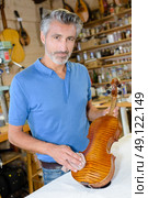 the finished repaired violin. Стоковое фото, агентство Ingram Publishing / Фотобанк Лори