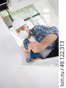 worker in protective mask working with sander. Стоковое фото, агентство Ingram Publishing / Фотобанк Лори