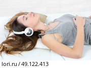 Having a nap whilst listening to music. Стоковое фото, агентство Ingram Publishing / Фотобанк Лори