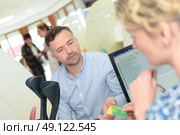 social worker woman answer questions of citizen. Стоковое фото, агентство Ingram Publishing / Фотобанк Лори