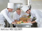 chef supervising trainees cooking. Стоковое фото, агентство Ingram Publishing / Фотобанк Лори