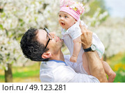 Happy father cuddling his cute baby. Стоковое фото, агентство Ingram Publishing / Фотобанк Лори
