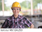 smily female worker wearing a yellow helmet. Стоковое фото, агентство Ingram Publishing / Фотобанк Лори
