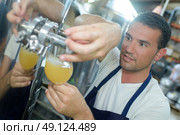 young man pouring beer. Стоковое фото, агентство Ingram Publishing / Фотобанк Лори