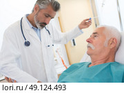 doctor inject liquid to patient. Стоковое фото, агентство Ingram Publishing / Фотобанк Лори