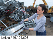 woman at a junkyard. Стоковое фото, агентство Ingram Publishing / Фотобанк Лори