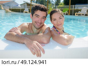 Couple looking over side of pool. Стоковое фото, агентство Ingram Publishing / Фотобанк Лори