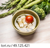 Bowl with Diced feta cheese and green vegetables, close up. Стоковое фото, агентство Ingram Publishing / Фотобанк Лори