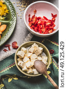 Bowl of Diced feta cheese marinated in olives oil and spoon, top view, close up. Стоковое фото, агентство Ingram Publishing / Фотобанк Лори