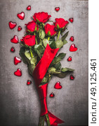 Red roses  with loop and hearts, top view. Love symbol and Valentines day concept, copy space. Стоковое фото, агентство Ingram Publishing / Фотобанк Лори