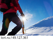 Extreme winter sports: climber at the top of a snowy peak in the Alps. Concepts: determination, success, brave. Стоковое фото, агентство Ingram Publishing / Фотобанк Лори