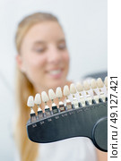 Unfocused lady behind sample teeth. Стоковое фото, агентство Ingram Publishing / Фотобанк Лори