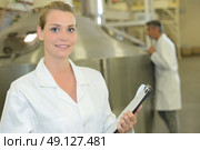 Lady with clipboard in front of large vat. Стоковое фото, агентство Ingram Publishing / Фотобанк Лори