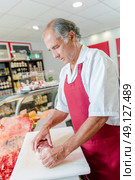 Preparing meat for a customer. Стоковое фото, агентство Ingram Publishing / Фотобанк Лори