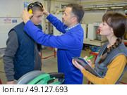 teacher explaining workers why wear protective equipment. Стоковое фото, агентство Ingram Publishing / Фотобанк Лори