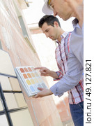 men looking at tiles. Стоковое фото, агентство Ingram Publishing / Фотобанк Лори