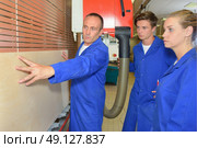 professor showing how to fit a wall. Стоковое фото, агентство Ingram Publishing / Фотобанк Лори