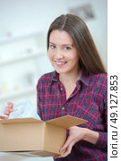 happy woman opening a puzzle. Стоковое фото, агентство Ingram Publishing / Фотобанк Лори