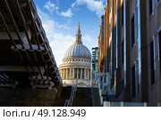 London St Paul Pauls cathedral from Millennium bridge on Thames UK. Стоковое фото, агентство Ingram Publishing / Фотобанк Лори